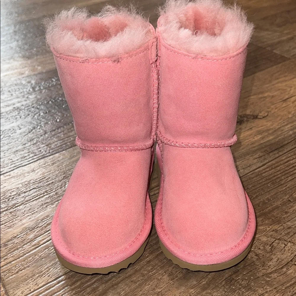 NWOT UGG Bailey Bow Boot Star